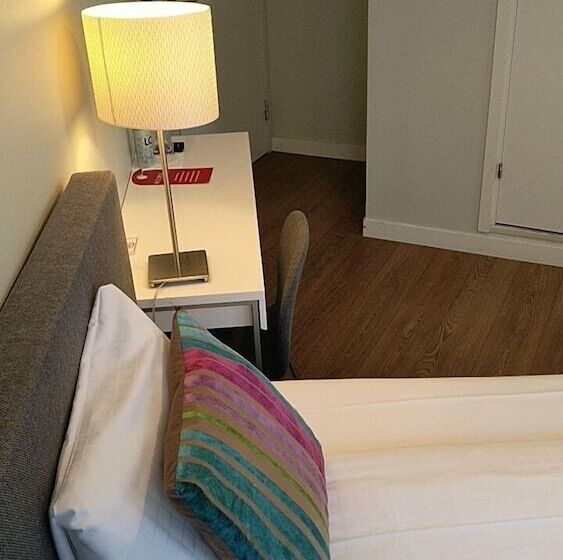 غرفة قياسية فردية, Charlotte / Stella