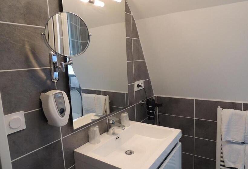 חדר סטנדרט לשלושה, Logis Hôtel Restaurant Les Coudercous