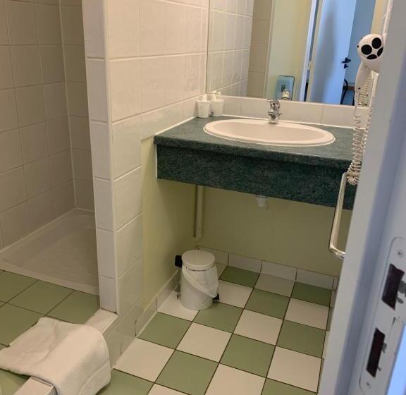 Трехместный Номер Стандарт с Балконом, Restaurant Les Chataigniers