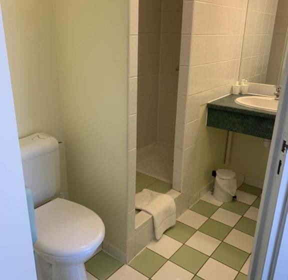 Трехместный Номер Стандарт с Балконом, Restaurant Les Chataigniers