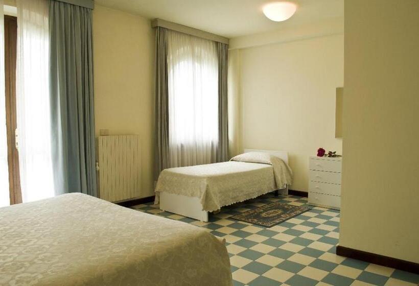 חדר משפחתי, The Marquee