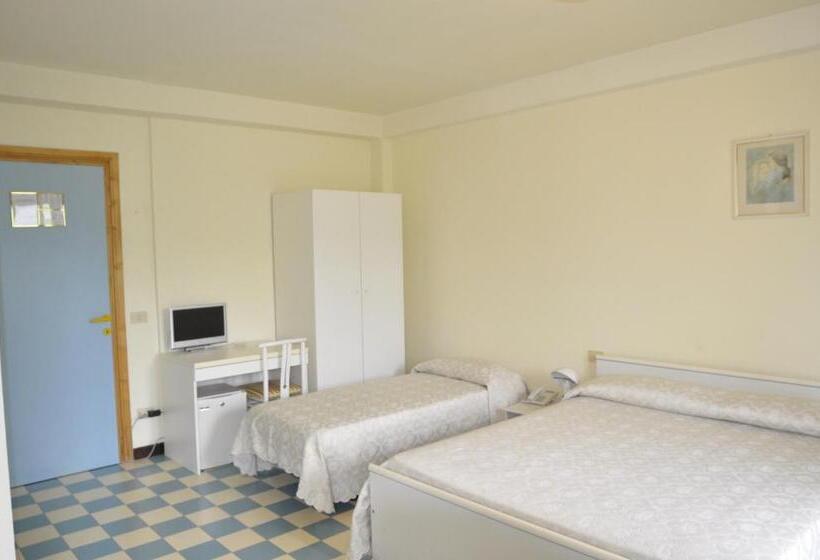 חדר סטנדרט לשלושה, The Marquee