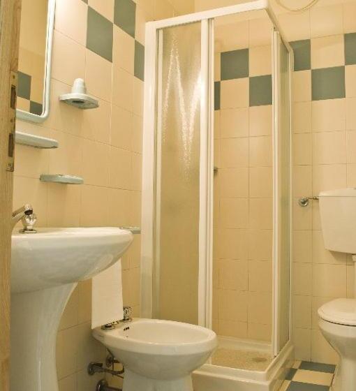 חדר סטנדרט לשלושה, The Marquee