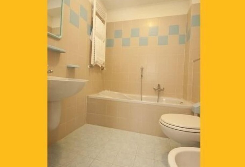 חדר סטנדרט, The Marquee