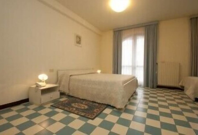 חדר סטנדרט, The Marquee