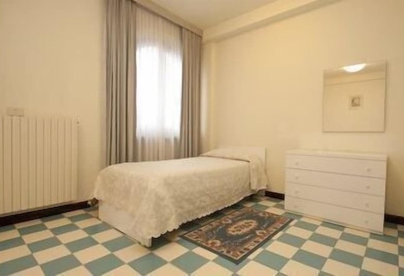 חדר סטנדרט יחיד, The Marquee