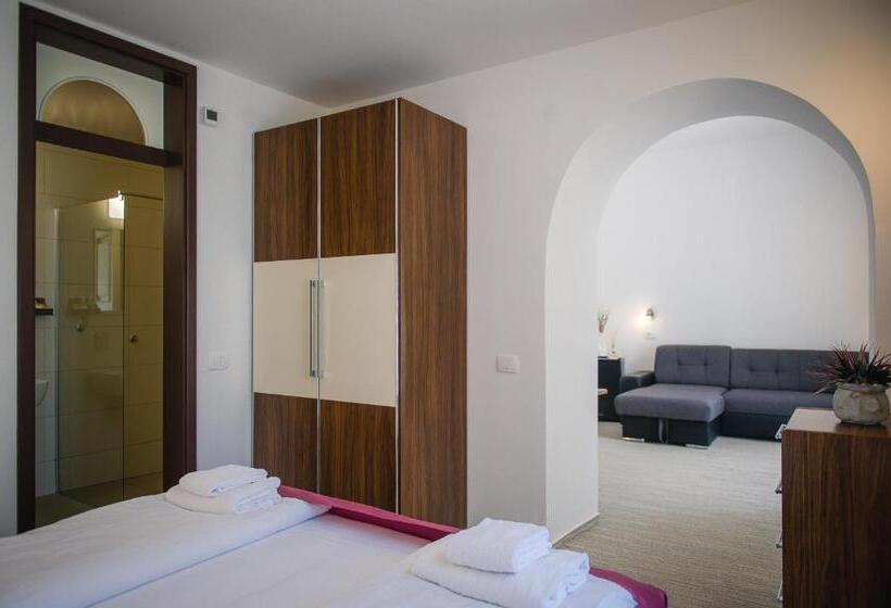 سوئیت با بالکن, Villa Andor