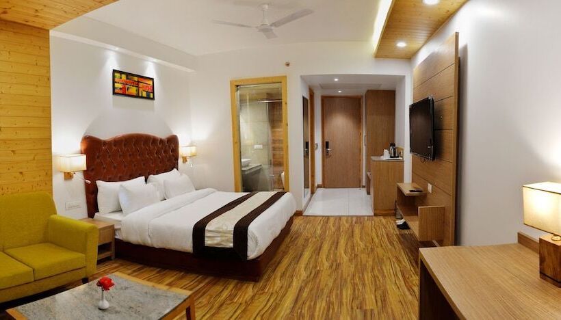 اتاق لوکس با بالکن, The Orchard Greens Resort   A Centrally Heated Property