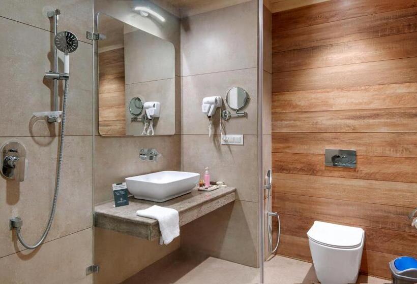 اتاق لوکس با بالکن, The Orchard Greens Resort   A Centrally Heated Property