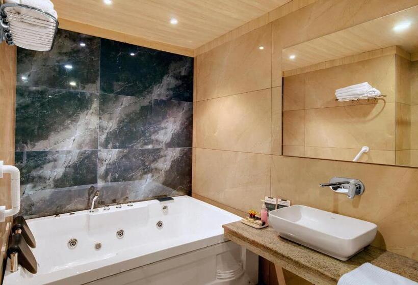 سوئیت پرزیدنت, The Orchard Greens Resort   A Centrally Heated Property