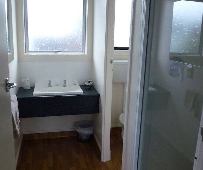 이그제큐티브 스튜디오, Asure Adcroft Motel