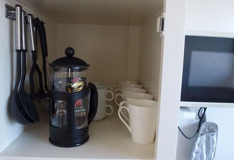 이그제큐티브 스튜디오, Asure Adcroft Motel