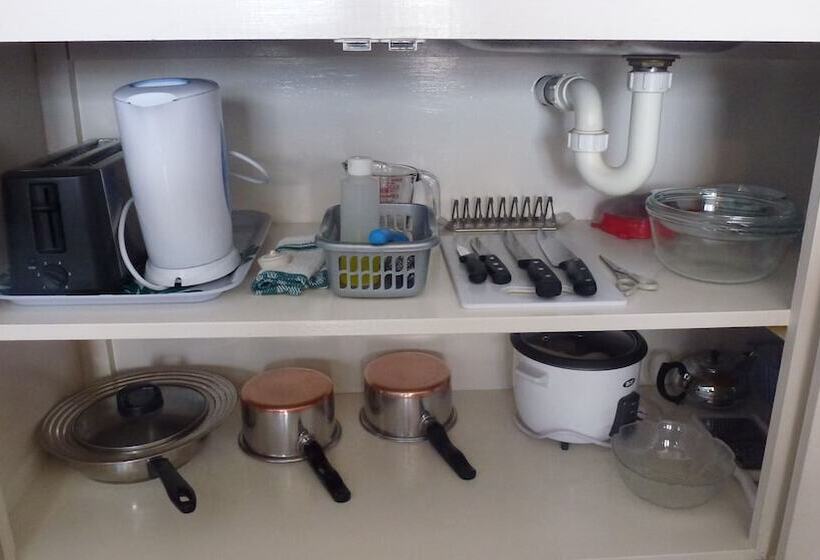 이그제큐티브 스튜디오, Asure Adcroft Motel