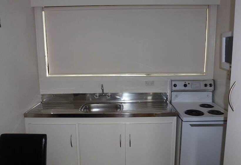 이그제큐티브 스튜디오, Asure Adcroft Motel