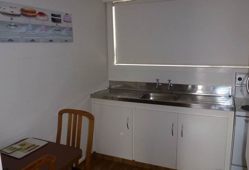 Студио Executive, Asure Adcroft Motel