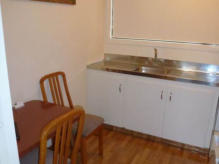 이그제큐티브 스튜디오, Asure Adcroft Motel