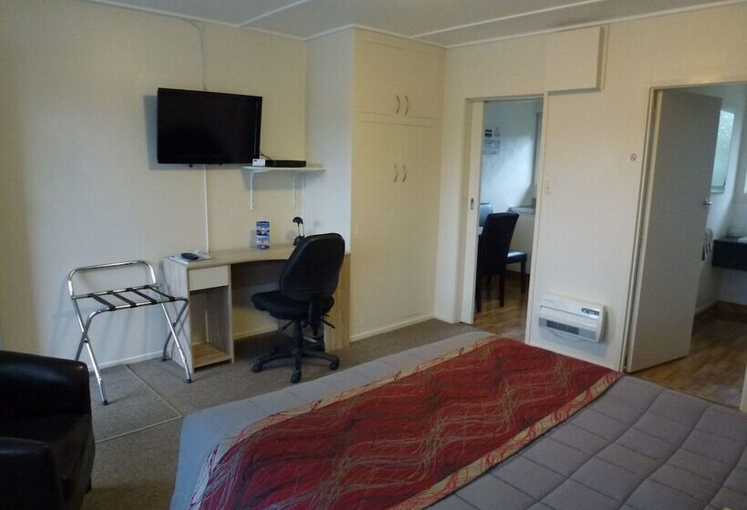 이그제큐티브 스튜디오, Asure Adcroft Motel