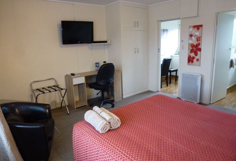 Студио Executive, Asure Adcroft Motel