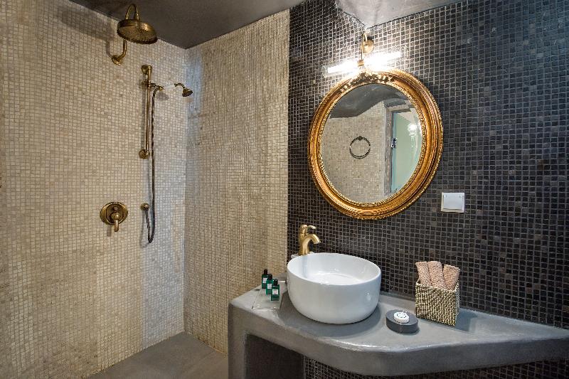 Студио Executive, Asure Adcroft Motel