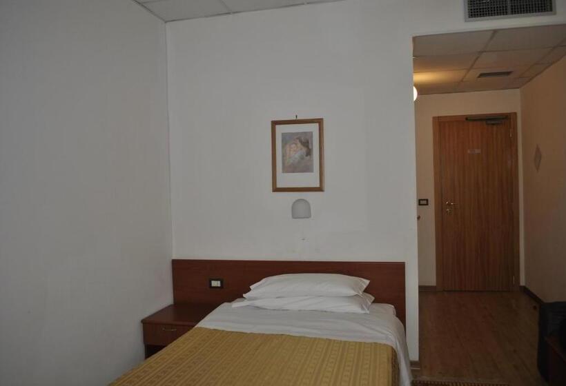اتاق استاندارد یک نفره, Albergo Al Viale