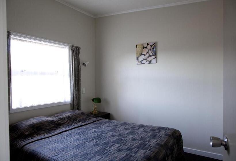 חדר משפחתי, Apple Motor Inn