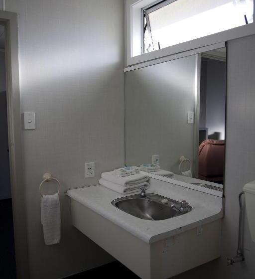 חדר משפחתי, Apple Motor Inn