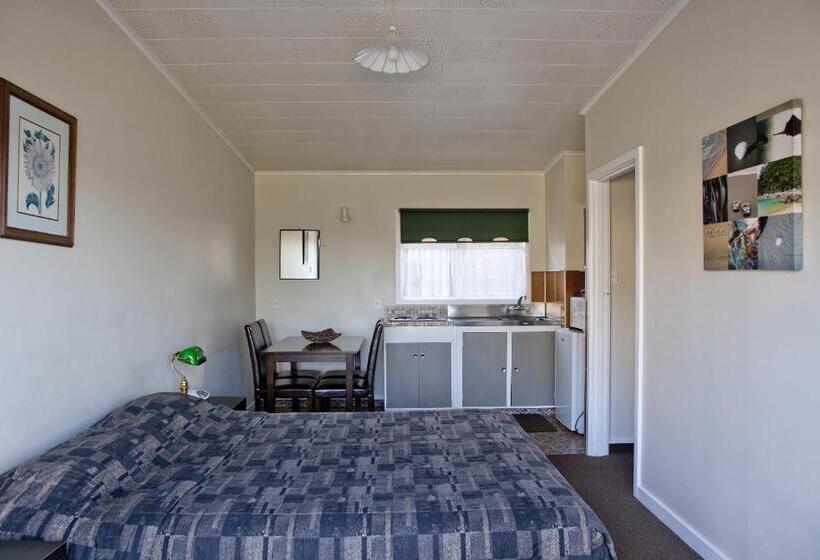 חדר משפחתי, Apple Motor Inn