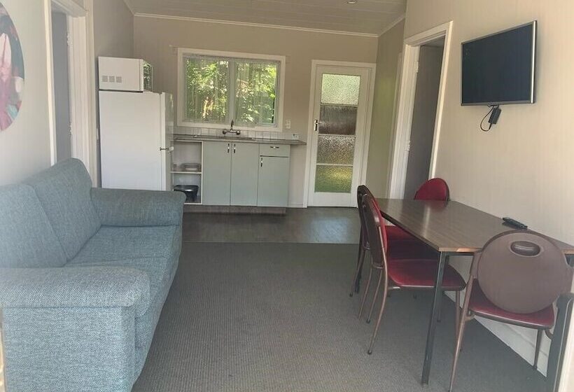 חדר משפחתי, Apple Motor Inn