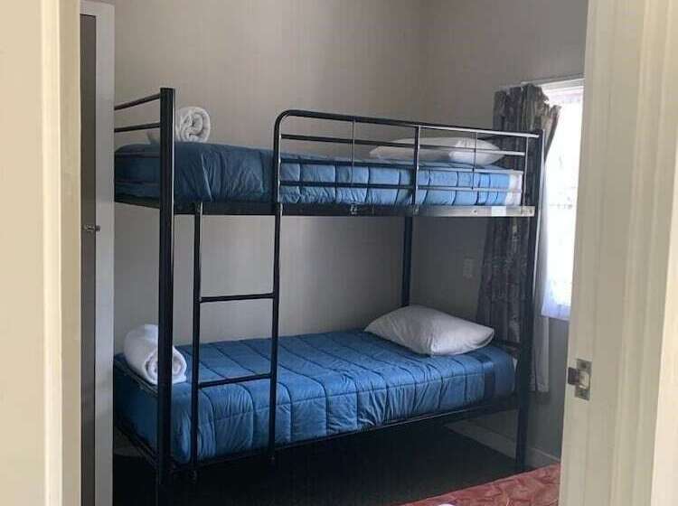 Семейный Номер, Apple Motor Inn