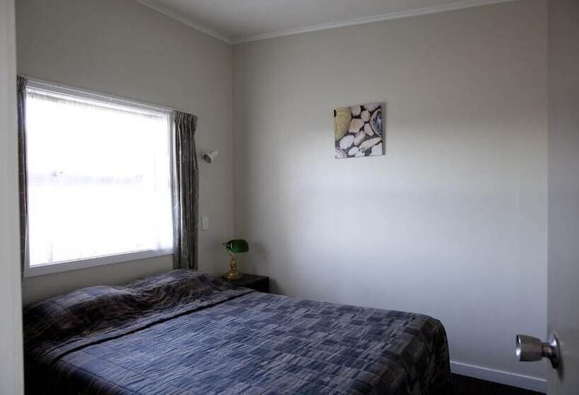 חדר משפחתי, Apple Motor Inn