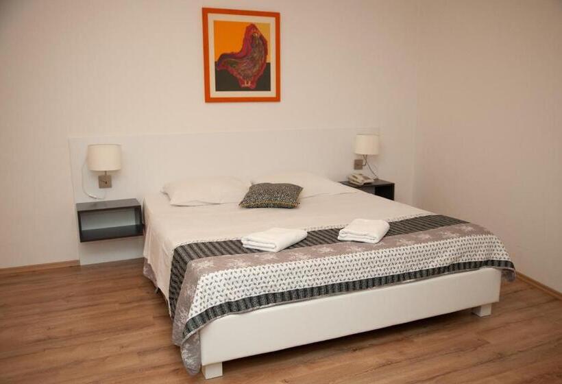 اتاق راحتی, Paquito