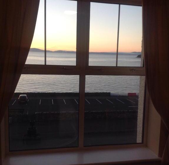 غرفة قياسية مطلّة علي البحر, Fitzgeralds