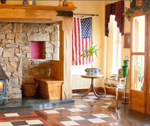 غرفة قياسية مطلّة علي البحر, Fitzgeralds