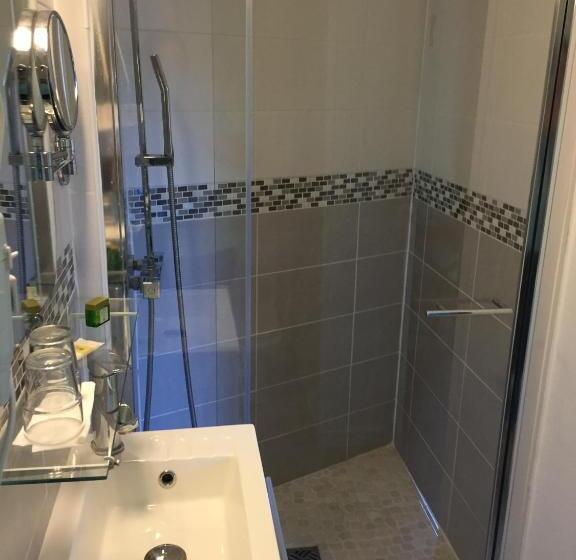 חדר סטנדרט לארבעה, Logis   Hôtel & Restaurant Moulin Des Forges