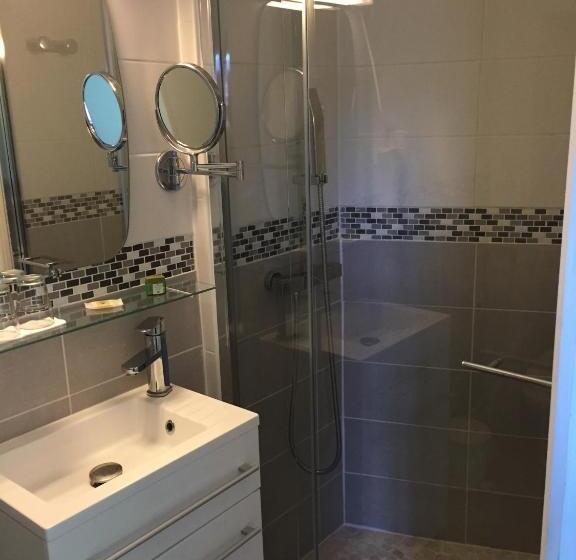 חדר סטנדרט לארבעה, Logis   Hôtel & Restaurant Moulin Des Forges