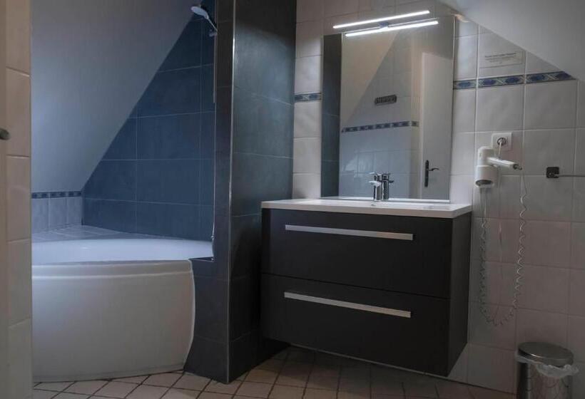 Номер Стандарт Трехместный, Logis Hôtel Volcan Sancy