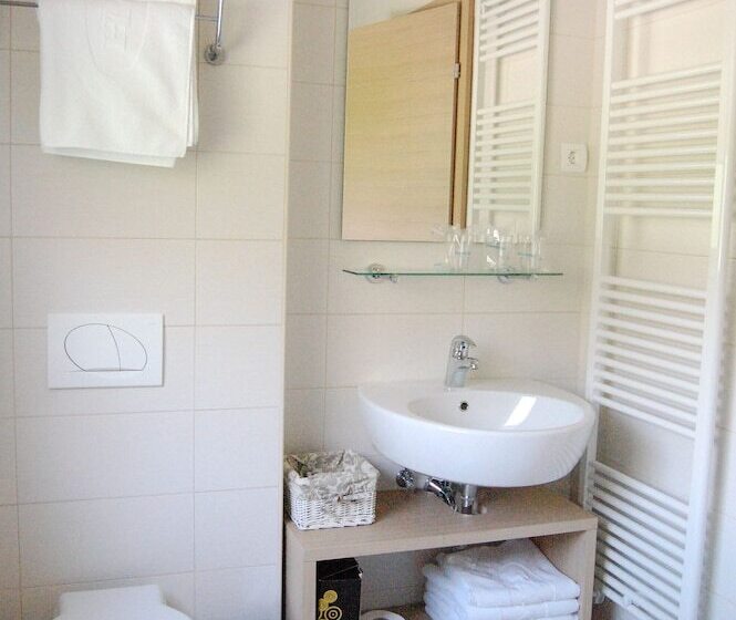 اتاق استاندارد با چشم‌انداز کوهستان, Mangart