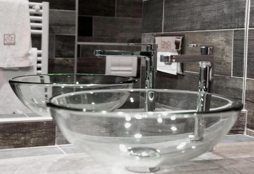 单人经济间, Nota Bene