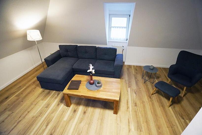 חדר סטנדרט לשלושה, Waldhalle