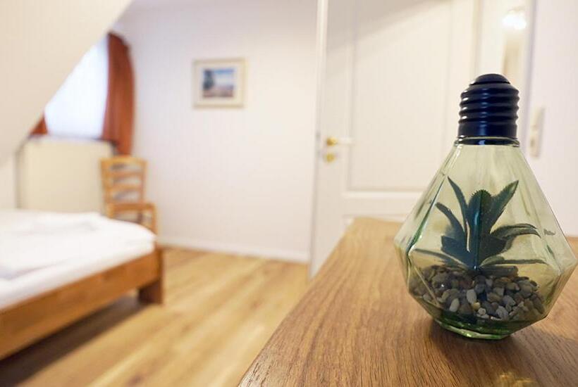 חדר סטנדרט לשלושה, Waldhalle