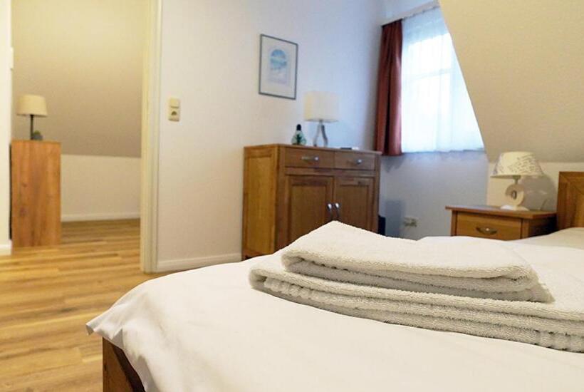 חדר סטנדרט לשלושה, Waldhalle