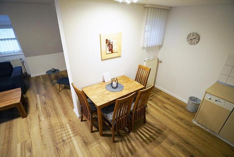 חדר סטנדרט לשלושה, Waldhalle