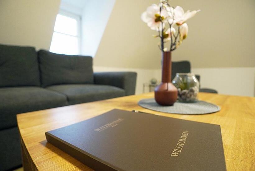 חדר סטנדרט לשלושה, Waldhalle