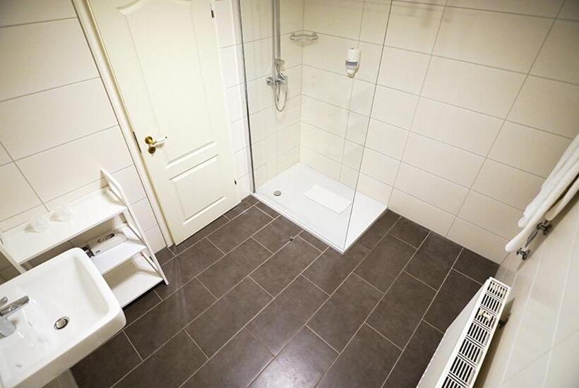 חדר סטנדרט לשלושה, Waldhalle