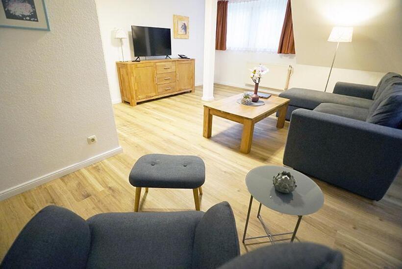 חדר סטנדרט לשלושה, Waldhalle