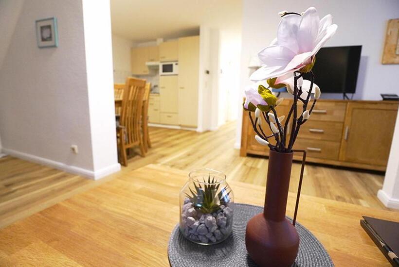 חדר סטנדרט לשלושה, Waldhalle