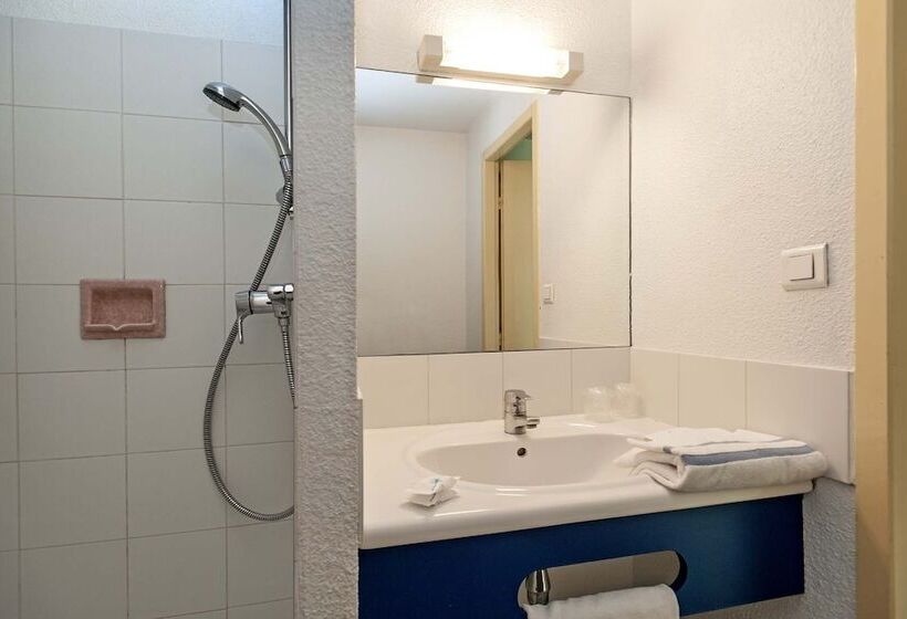 Номер Стандарт Трехместный, Brit Hotel Essentiel Deltour Mende