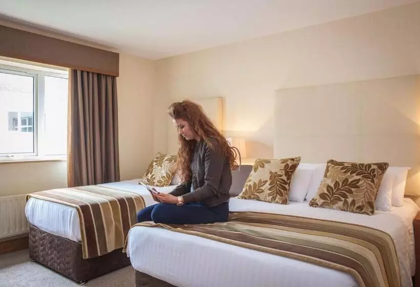 コンフォートルーム, Four Seasons Hotel & Leisure Club