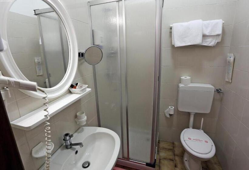 חדר סטנדרט לשלושה, Astoria