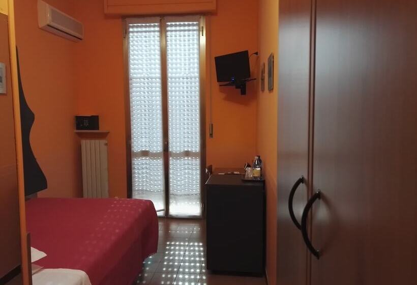 חדר סטנדרט יחיד, Astoria